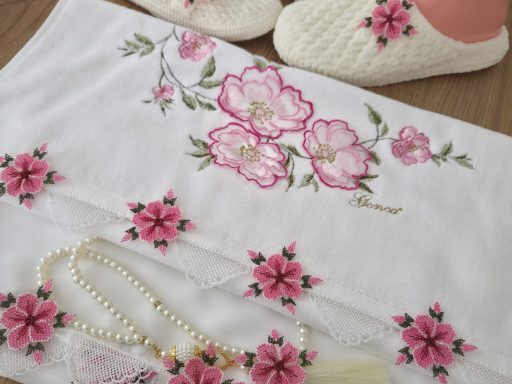 Pembe çiçekli beyaz 4 lü set