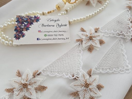Kapiçino ve beyaz çiçekli, beyaz, 2'li set